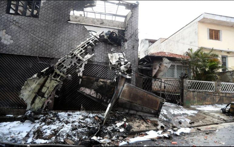 Imagen que muestra el fuselaje del aparato quemado y parcialmente destruido, enganchado en los cables eléctricos de la vía pública. TWITTR/@6W_es