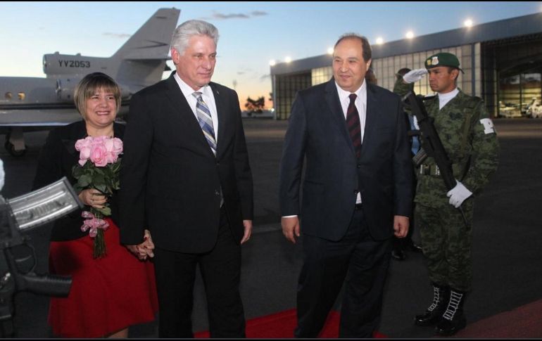 El embajador de Cuba en México, Pedro Núñez Mosquera, también acudió a recibir al mandatario. TWITTER/SRE