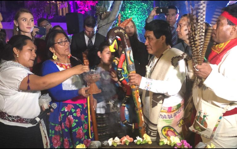 El bastón fue bendecido con humo de copal y las mejores intenciones para el presidente electo Andrés Manuel López Obrador. NTX/ESPECIAL