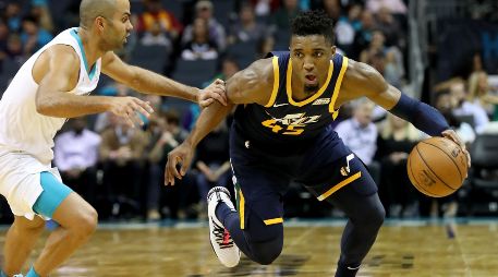Donovan Mitchell fue el mejor anotador del Jazz, al encestar 30 puntos anoche en Charlotte. AFP/S. Lecka