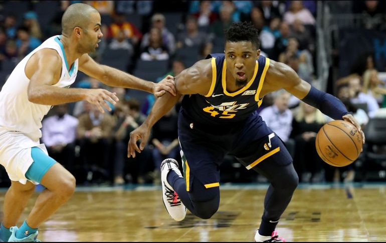 Donovan Mitchell fue el mejor anotador del Jazz, al encestar 30 puntos anoche en Charlotte. AFP/S. Lecka