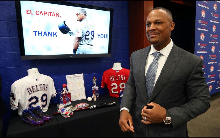 Adrián Beltré arriba a la conferencia de prensa en donde ayer anunció su retiro del beisbol profesional. AP/R. Rodríguez