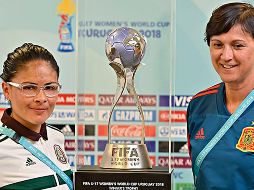 Mónica Vergara (izquierda) y Toña Is (derecha) posan al lado del torneo más importante de la categoría. NOTIMEX
