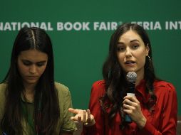 Sasha Grey (de rojo) detalla los pormenores de su obra. EL INFORMADOR/E. Barrera