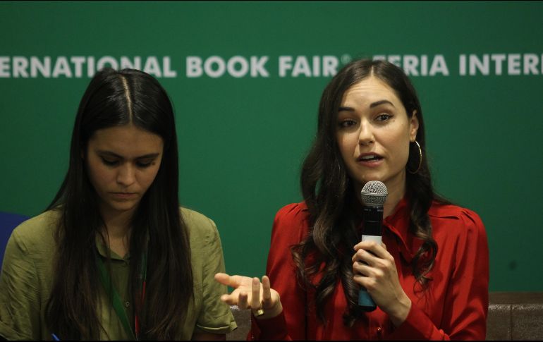 Sasha Grey (de rojo) detalla los pormenores de su obra. EL INFORMADOR/E. Barrera