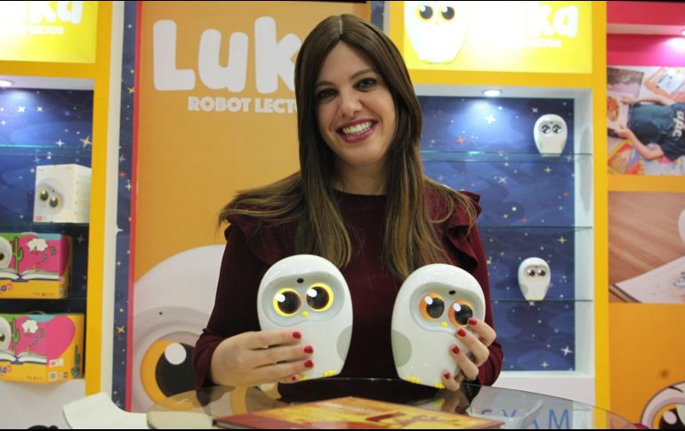 Taly Kempe. La vocera posa contenta con dos “Luka” listos para leer. EL INFORMADOR/E. Barrera