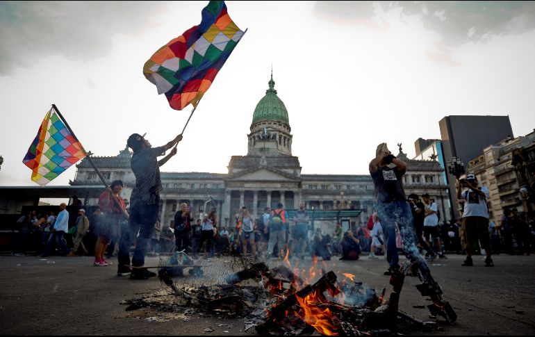 “Fuera Trump”. Miles de argentinos se inconformaron por la visita del presidente de Estados Unidos a Buenos Aires. EFE/J. Roncoroni