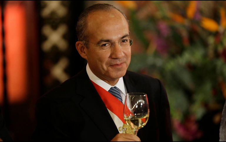 ''Por el bien de México deseo el mayor de los éxitos al Presidente López Obrador. Lo tendrá en la medida en que se asuma como presidente de todos los mexicanos y no de unos cuantos'', publicó Calderón en Twitter. AP / ARCHIVO