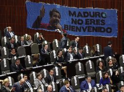 En tanto, un grupo de parlamentarios colgó una pancarta en el salón que rezaba 
