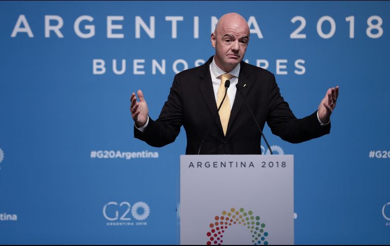 En una inesperada rueda de prensa, el presidente Gianni Infantino asegura que la única manera de concluir el torneo continental es que se juegue en España. AFP / A. Pagni