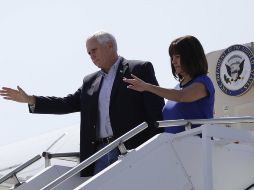 El funcionario estadounidense es acompañado por su esposa, Karen Pence; así como del secretario del Departamento de Energía, Rick Perry y la secretaria del Departamento de Estado, Kirstjen M. Nielsen. AP / ARCHIVO