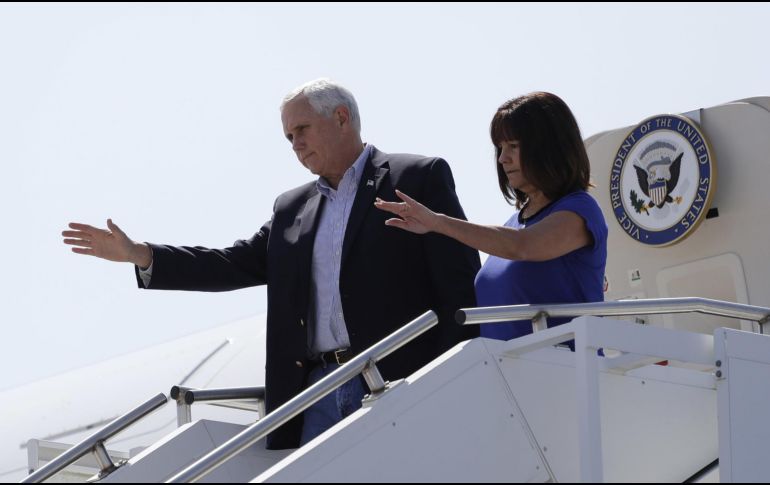 El funcionario estadounidense es acompañado por su esposa, Karen Pence; así como del secretario del Departamento de Energía, Rick Perry y la secretaria del Departamento de Estado, Kirstjen M. Nielsen. AP / ARCHIVO