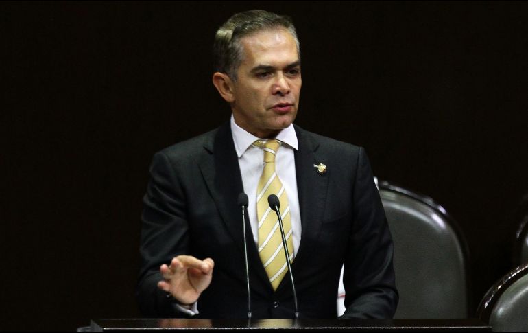 ''Su gobierno, señor presidente, debe apoyar una reforma fiscal progresiva'', indicó el senador Miguel Ángel Mancera. NTX / A. Monroy
