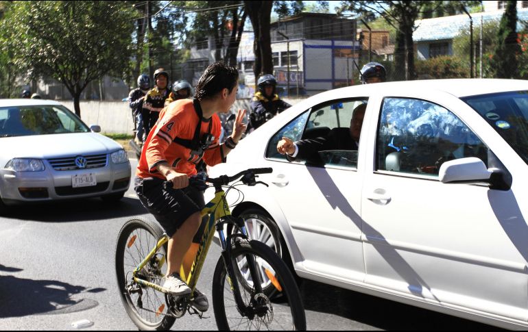 López Obrador saluda a las personas que lo encuentran en su camino a la Cámara de Diputados. NTX / O. Ramírez