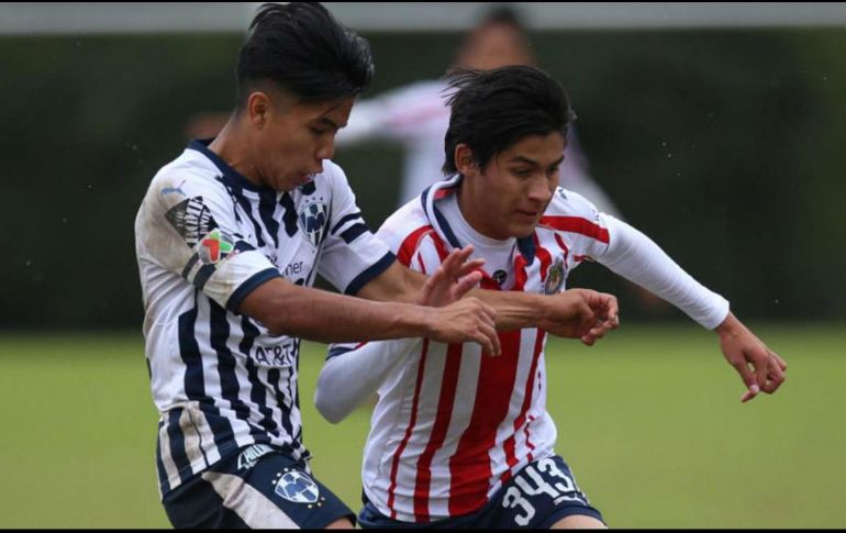 El primer gol se dio en el minuto 60 luego de un tiro de esquina y el segundo en el minuto 75. TWITTER / @Chivas