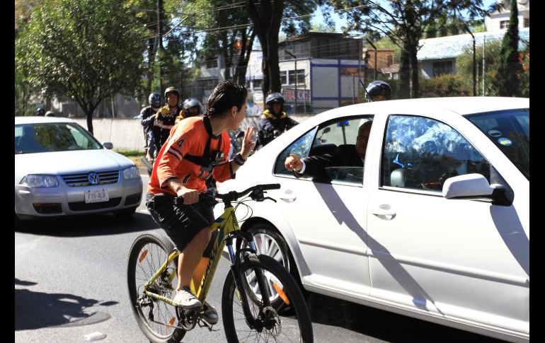 Entre los que se acercaron al auto de López Obrador un joven en bicicleta le dijo que no tenía derecho a fallarle a los ciudadanos, según contó el mismo Presidente. NTX / O. Ramírez