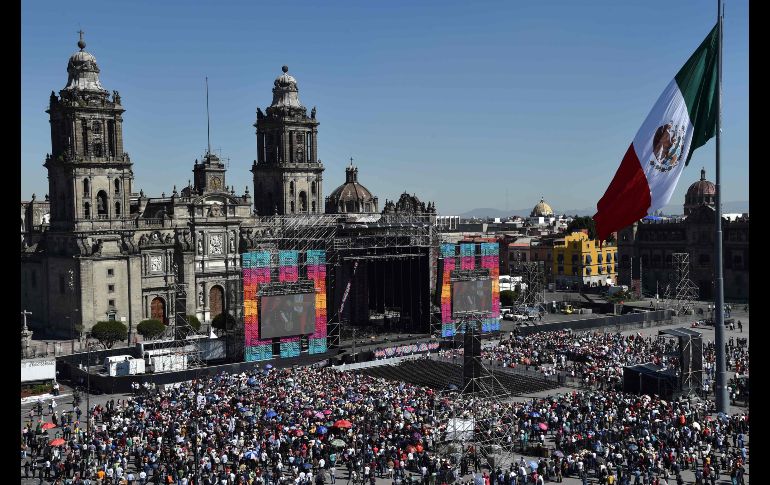 En el Zócalo desde temprana hora quedó todo listo para el festival que se realizará por la tarde. AFP / R. Arangua