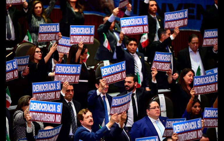 Otro grupo de panistas mostraron leyendas de 