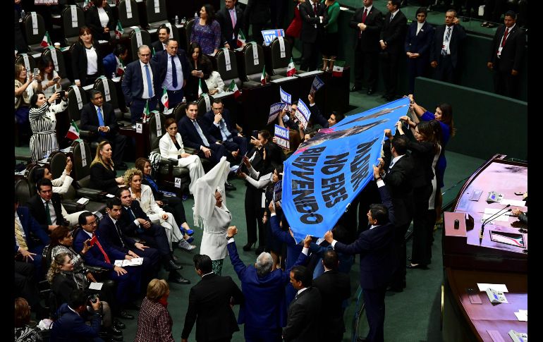 Cuando el Presidente Andrés Manuel López Obrador saludó verbalmente a Nicolás Maduro, los legisladores que habían colocado una manta de protesta en una de las laterales, llevaron su protesta al frente del recinto; otras legisladores intentaron bloquear la visibilidad de la leyenda. AFP / R. Schemidt