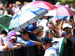 Pañuelos y servilletas blancas son ondeados por ciudadanos que 