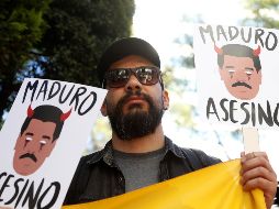Un grupo de personas se manifestó contra la visita de Nicolás Maduro en México. EFE / F. Guasco