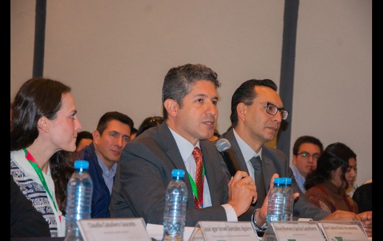 Jóvenes debaten en la FIL sobre el populismo