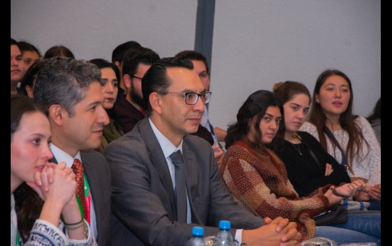 Jóvenes debaten en la FIL sobre el populismo