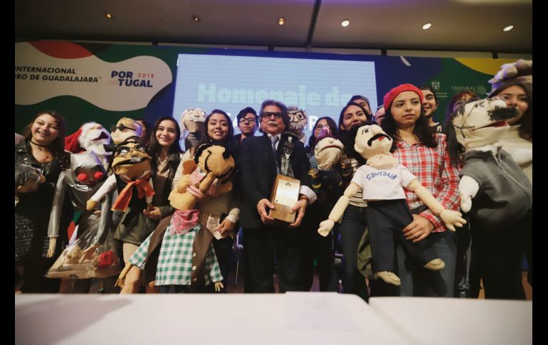 Homenaje. Manuel Falcón recibió el Homenaje “La Catrina”; durante el evento, los seguidores enaltecieron a sus personajes.