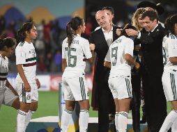 El titular de la FIFA, Gianni Infantino, parece decirle a la mexicana Felicia Escobar que les faltó poco para ganar la Final contra la Selección de España. El papel del Tricolor femenil fue destacado. AP