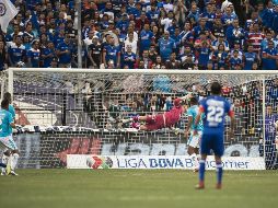 Elías Hernández puso adelante al Cruz Azul con un balón al ángulo superior izquierdo de Tiago Volpi. MEXSPORT
