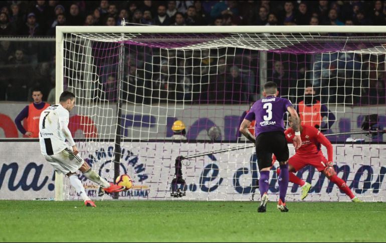 Cristiano Ronaldo anota de penal el tercero de la Juve. EFE
