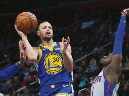 Stephen Curry (#30) volvió a la duela después de 11 partidos. AP