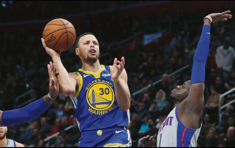 Stephen Curry (#30) volvió a la duela después de 11 partidos. AP