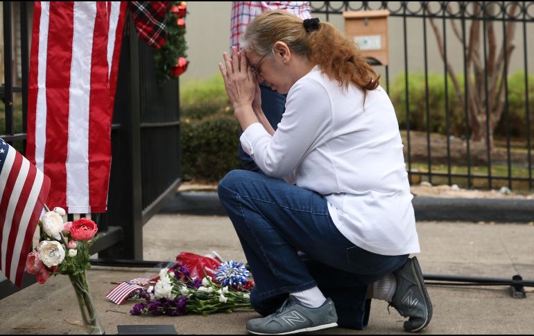 Ciudadanos dejan flores en la residencia del ex presidente en Houston. AP / Y. Chin Lee