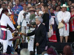 El Mandatario se arrodilló al momento de recibir el Bastón de Mando de los Pueblos Indígenas. SUN / ARCHIVO
