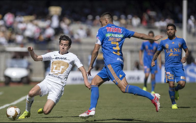 Acción del partido entre Pumas y Tigres en el partido de este domingo. MEXSPORT / J. Ramírez