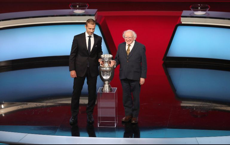 Aleksander Ceferin (I), presidente de la UEFA, cree que el nuevo torneo hará que la competicione sean 