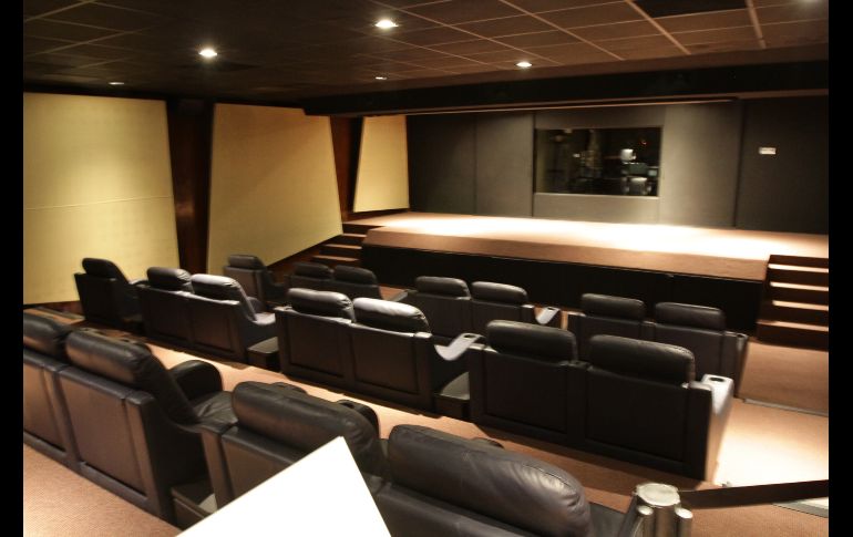 En el sótano se encuentran el llamado búnker, habilitado en la época del gobierno de Felipe Calderón para sus reuniones de gabinete de seguridad, una sala de cine con butacas y una gran pantalla (foto), los cuartos de servicio y oficinas. NTX/G. Granados