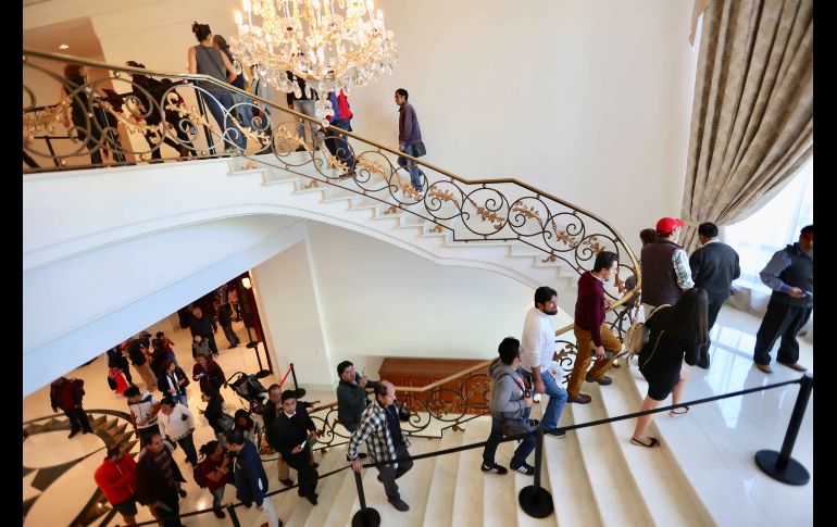 Unas escaleras de mármol blanco en la llamada Casa Miguel Alemán, donde vivieron la mayoría de los presidentes desde los años 50, excepto Vicente Fox y Felipe Calderón, que optaron por un lugar llamado Las Cabañas, aunque sí utilizaban el espacio para reuniones y visitas. SUN/A. Ojeda