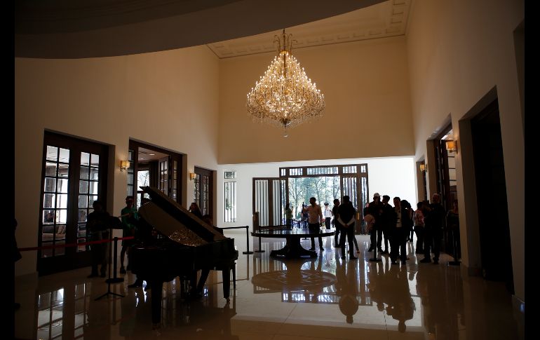 Una estancia con una enorme lámpara de araña y un piano da la bienvenida a esta casa. AP/G. Riquelme