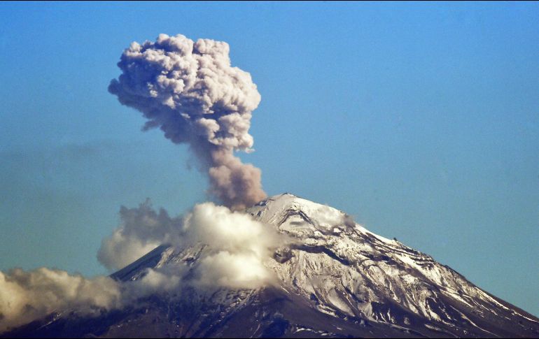 El volcán Popocatépetl se observa desde Ciudad de México. El volcán tuvo esta mañana una exhalación de 2.5 kilómetros de altura, con moderado contenido de ceniza. AFP/R. Arangua