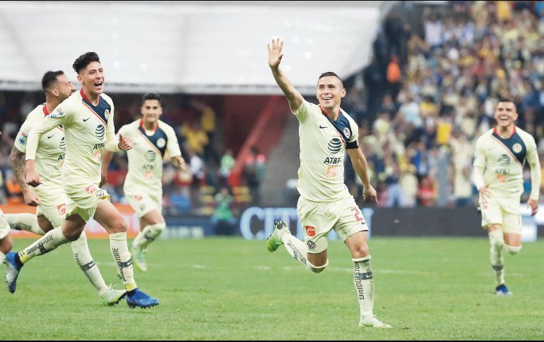Paul Aguilar festeja la tercera diana de las Águilas para poner el marcador parcial 3-0. Al final, esa anotación le valió al América para avanzar hacia Semifinales. EFE