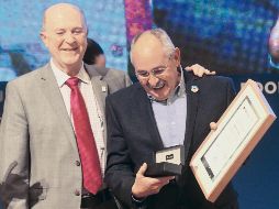 El escritor observa su galardón otorgado en el marco de la FIL. EL INFORMADOR / G. Gallo