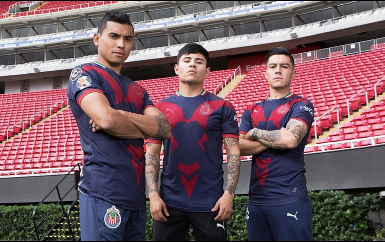 Se trata de una camiseta con base azul marino, que presenta un gran rostro de la Chiva retro en color rojo en el frente. TWITTER / @PUMAmexico