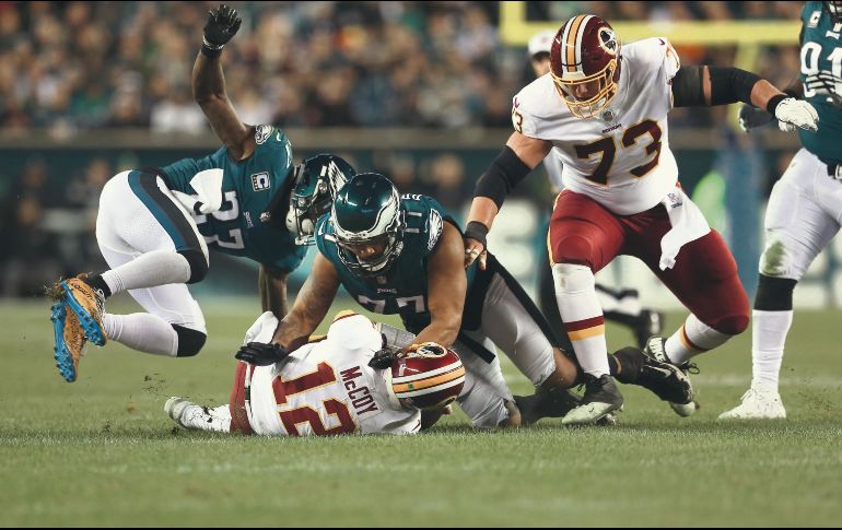 En esta jugada, Colt McCoy (#12) sufrió la fractura que lo dejará fuera de acción por lo que resta de la temporada. Ahora los Redskins están en manos de Mark Sánchez. AFP / M. Leff
