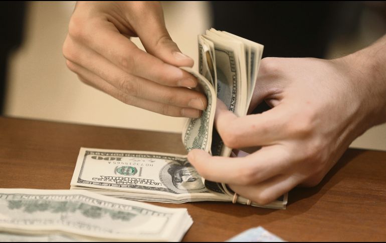 El monto de las remesas aumentó 8.5% en octubre de este año con respecto a dos mil 709.2 millones de dólares captados en septiembre, según datos de Banxico. AP