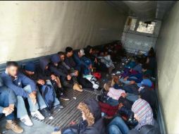 Los indocumentados son engañados por traficantes con la promesa de acercarlos a la línea limítrofe con la Unión Americana. En ocasiones son rescatados como los 119 migrantes en Nuevo León (imagen) a principios de septiembre. EFE