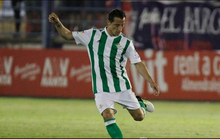 El mediocampista se lesionó en el minuto quince del encuentro ante la Real Sociedad el pasado domingo. ESPECIAL / realbetisbalompie.es