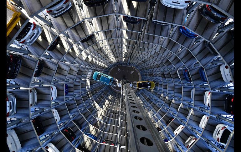 Los modelos T-Roc (d) y T-Cross de Volkswagen se presentan en una torre de almacenamiento del fabricante en Wolfsburg, Alemania. AFP/T. Schwarz