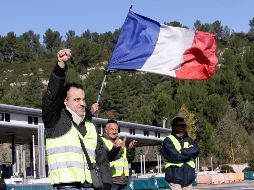 El sondeo añade que, como ha sucedido, en caso de lograr una moratoria en el alza del precio de los carburantes, que estaba previsto para enero, siete de cada diez franceses verían justificado cesar las protestas. AP / C. Paris